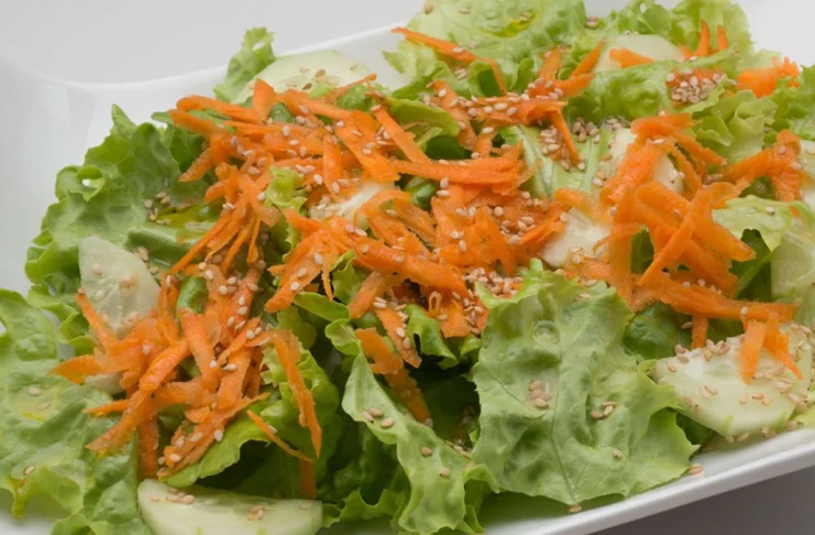 Ensalada de Lechuga y Zanahoria con Dressing de Limón