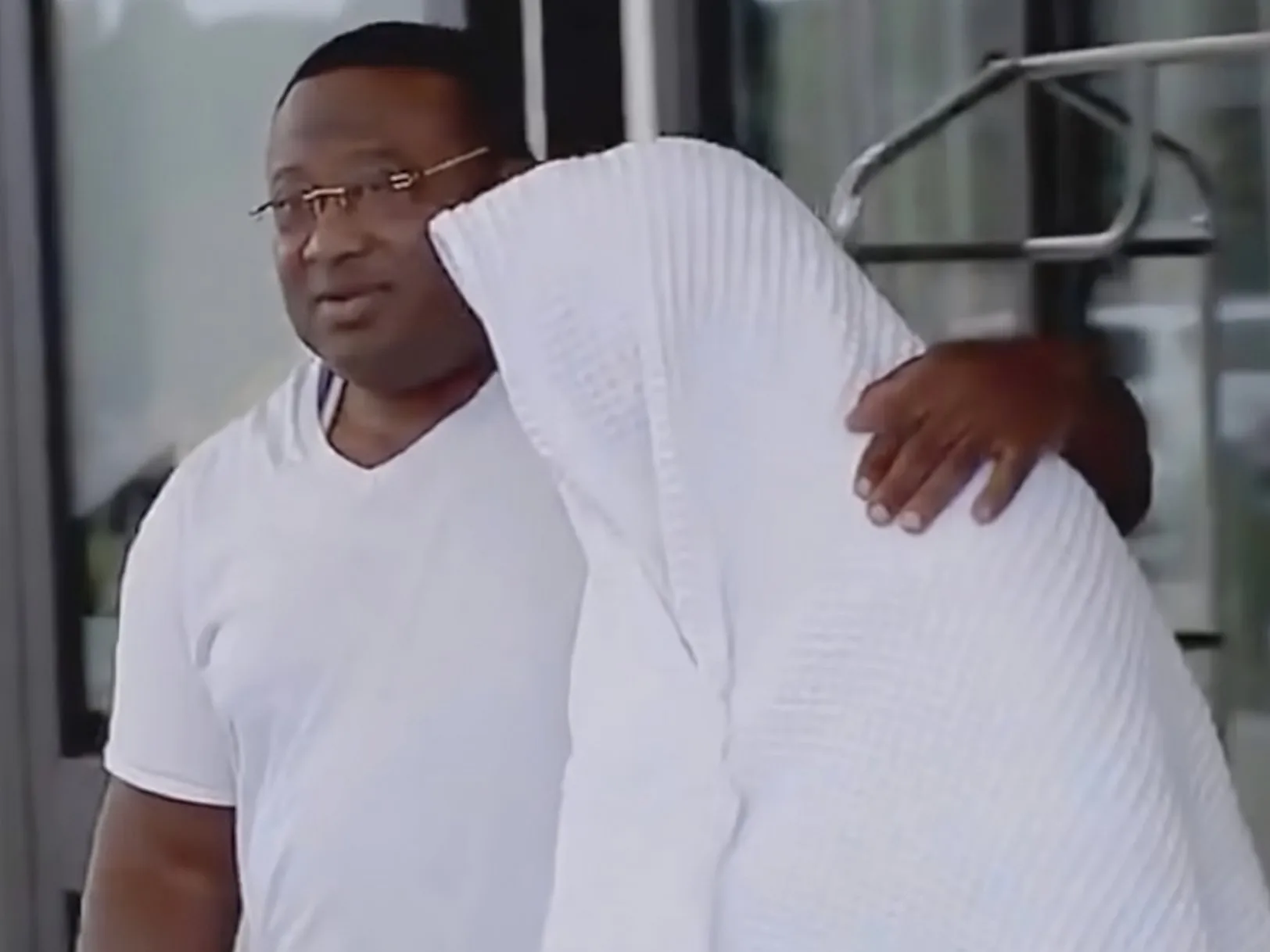 El activista Quanell X acompaña a Rudy Farías