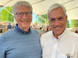 Piñera en Sun Valley junto a Bill Gates, uno que no necesita gafete