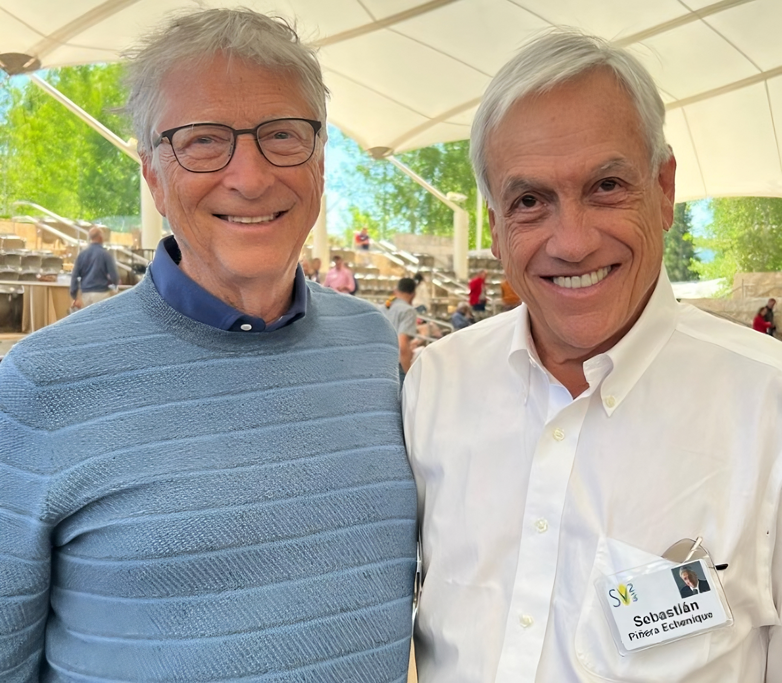 Piñera en Sun Valley junto a Bill Gates, uno que no necesita gafete