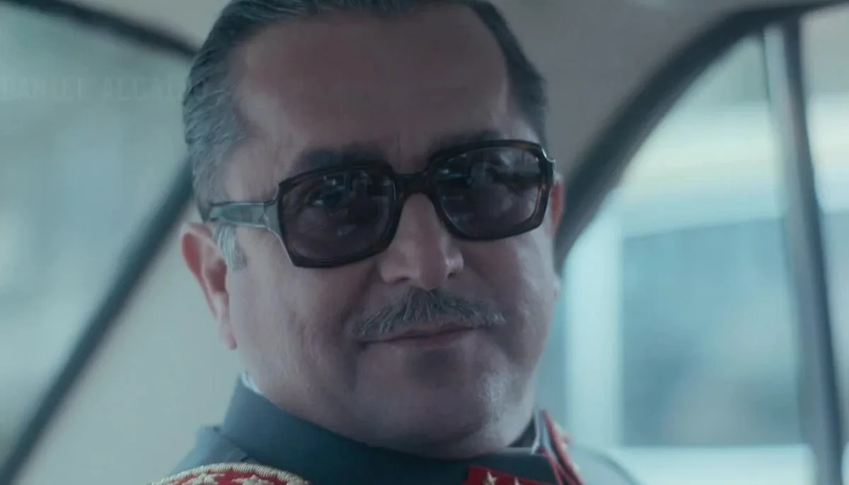Daniel Alcaíno caracterizado como Augusto Pinochet