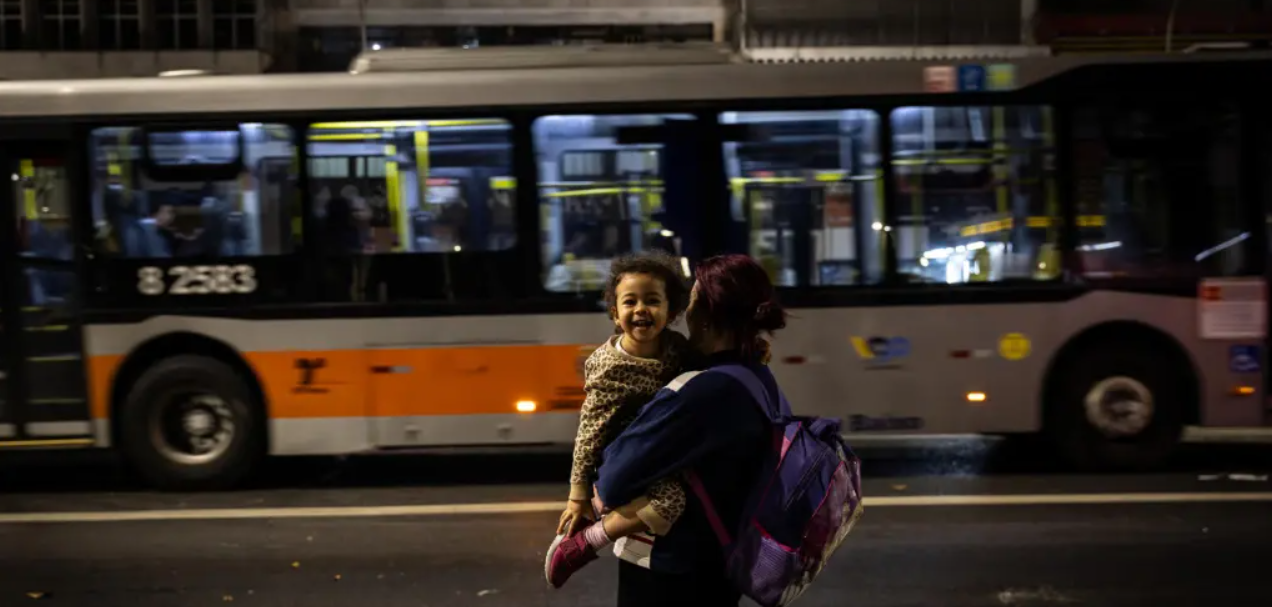 En Brasil comenzó a operar un inédito programa de apoyo a las mujeres que esperan solas locomoción colectiva por las noches