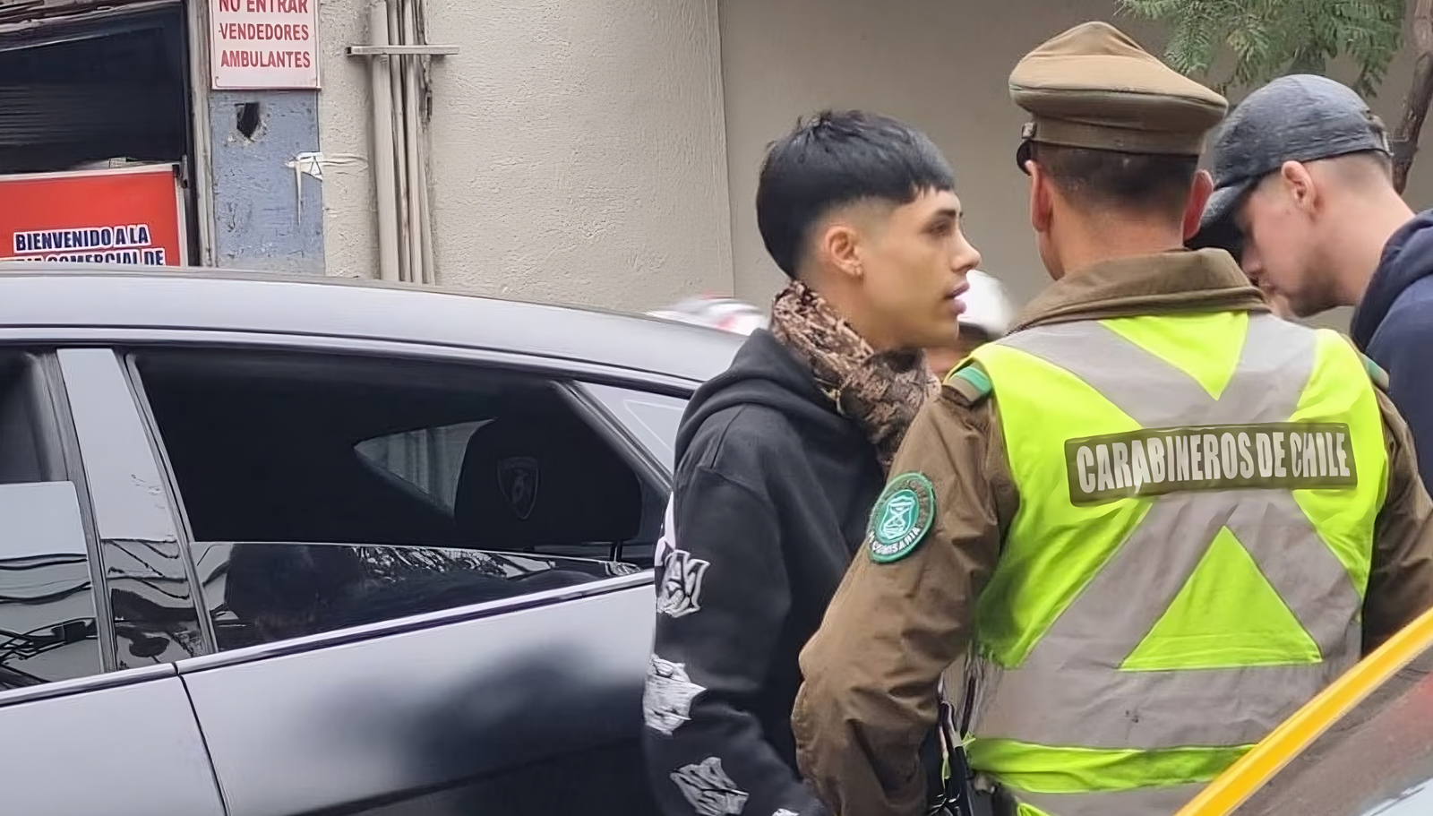 Detención de Cris MJ en pleno centro de Santiago quedó registrada en video