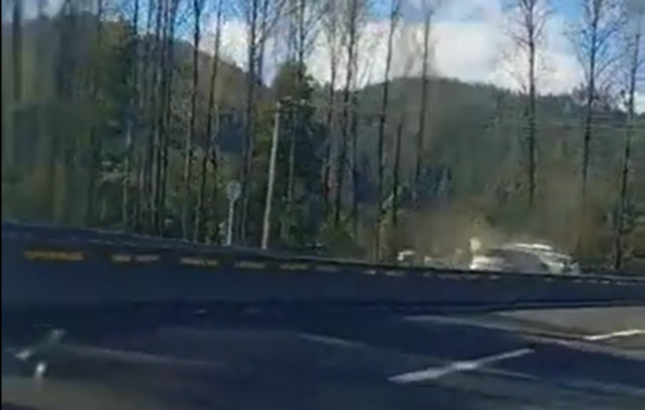 Momento del choque registrado en el video compartido al final de esta nota