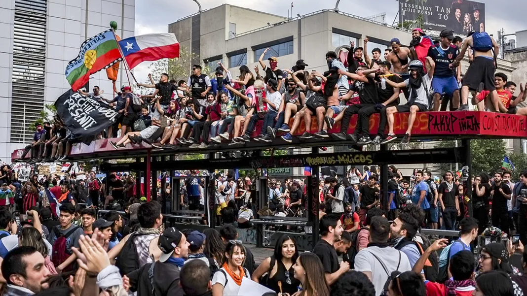 Una de las tantas imágenes características de las protestas que comenzaron el 18 de octubre de 2019 Una de las tantas imágenes características de las protestas que comenzaron el 18 de octubre de 2019