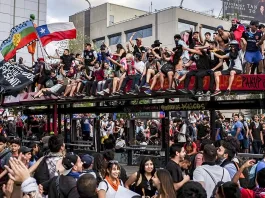 Una de las tantas imágenes características de las protestas que comenzaron el 18 de octubre de 2019