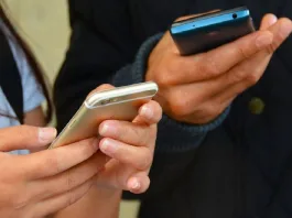 Diputados de Renovación Nacional presentaron un proyecto para prohibir el uso de celulares en los colegios