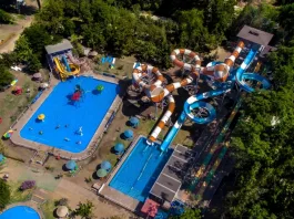 Revisa información sobre piscinas y parques acuáticos en Santiago