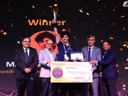 El chileno Martín Andrighetti recibiendo el premio como mejor programador del mundo