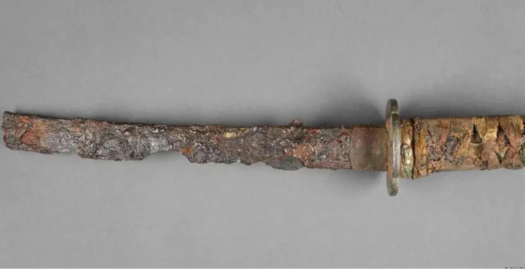 Arqueólogos hallan en Alemania una espada samurái de 400 años entre escombros.