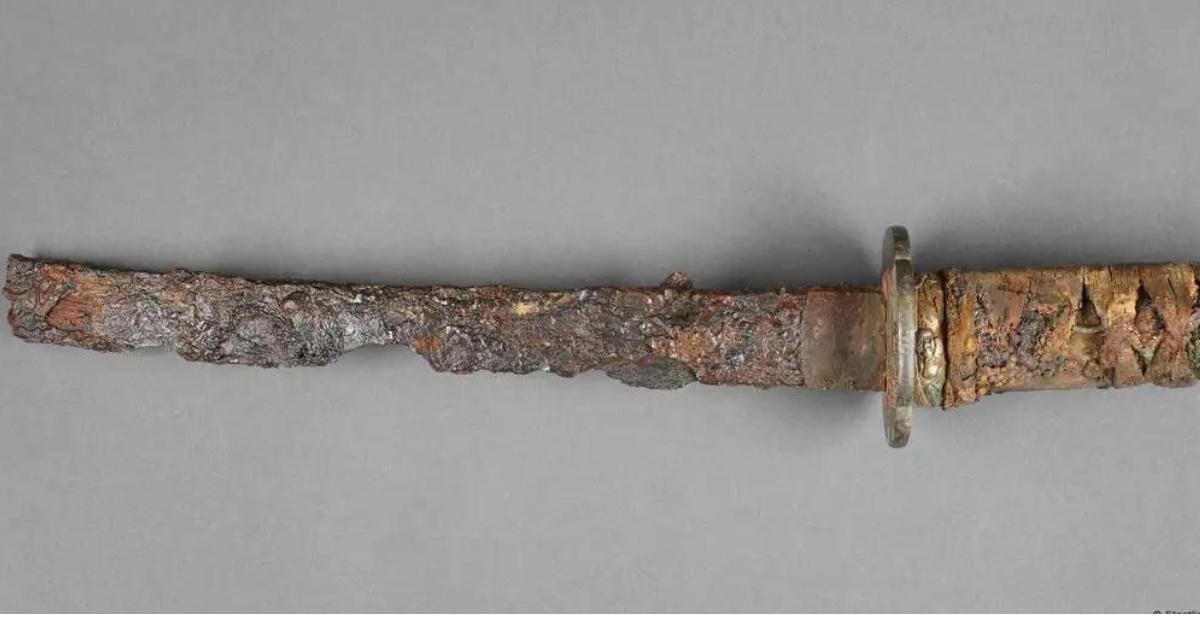 Arqueólogos hallan en Alemania una espada samurái de 400 años entre escombros.