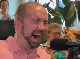 Paciente con ELA recupera su voz gracias a innovadoras neuroprótesis con IA.