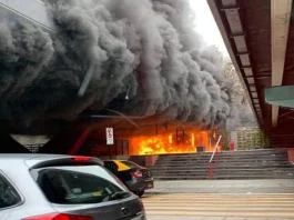 Bomberos sofocan incendio en las afueras de la estación de metro Escuela Militar.