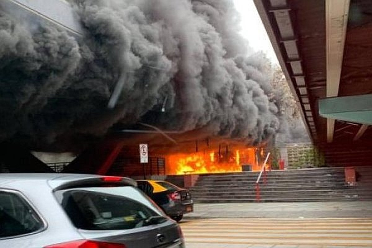 Bomberos sofocan incendio en las afueras de la estación de metro Escuela Militar.