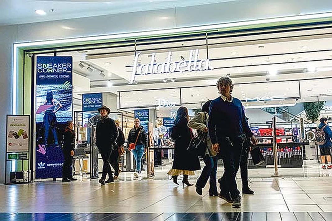 Falabella reporta un aumento del 135% en ganancias y reduce su deuda casi a la mitad.