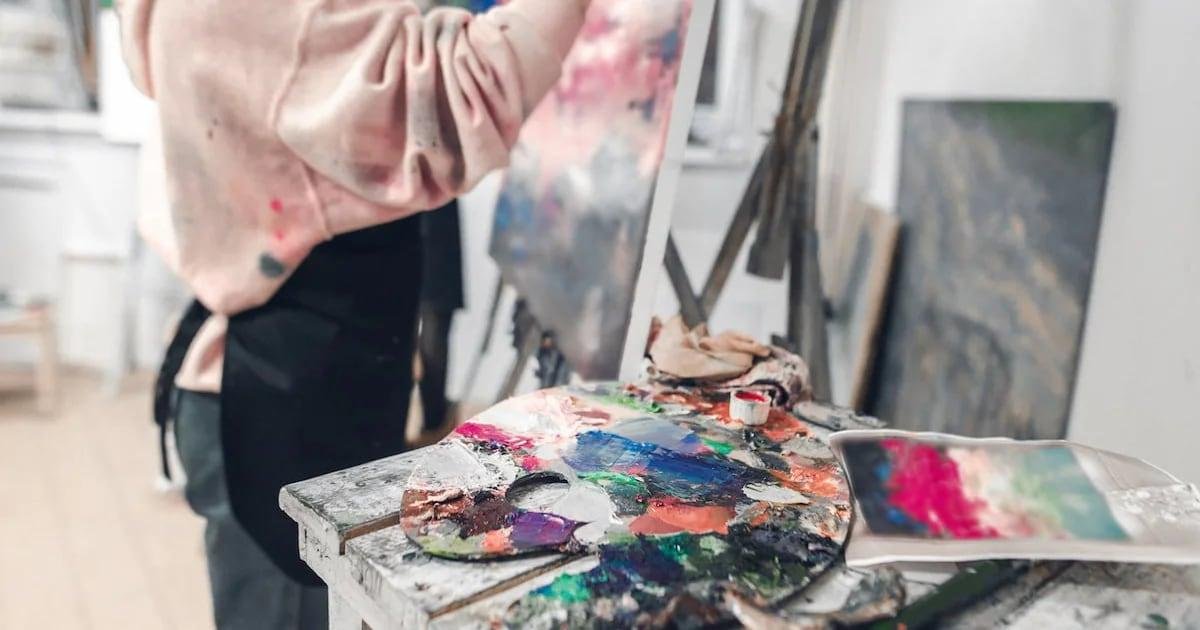 Descubre cómo los pasatiempos creativos mejoran tu salud mental y bienestar.