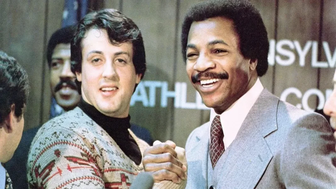 Carl Weathers recibe homenaje de Sylvester Stallone y otros en su estrella en Hollywood.