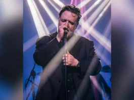 Russell Crowe sorprende al cantar un clásico del pop italiano en un video viral.