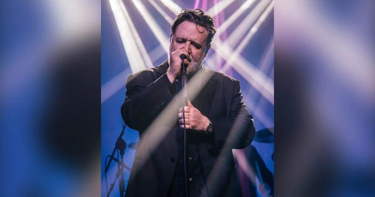 Russell Crowe sorprende al cantar un clásico del pop italiano en un video viral.