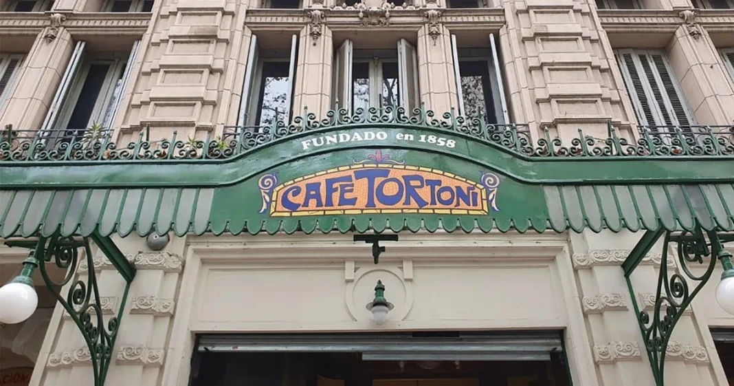 Descubre el romance oculto en los emblemáticos cafetines de Buenos Aires.