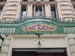 Descubre el romance oculto en los emblemáticos cafetines de Buenos Aires.