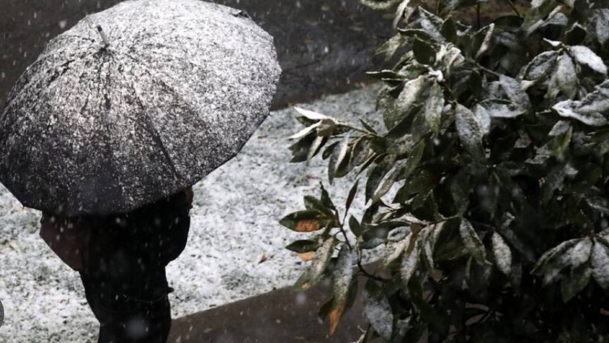 Nieve en siete comunas de la RM: se esperan acumulaciones de hasta 5 cm.