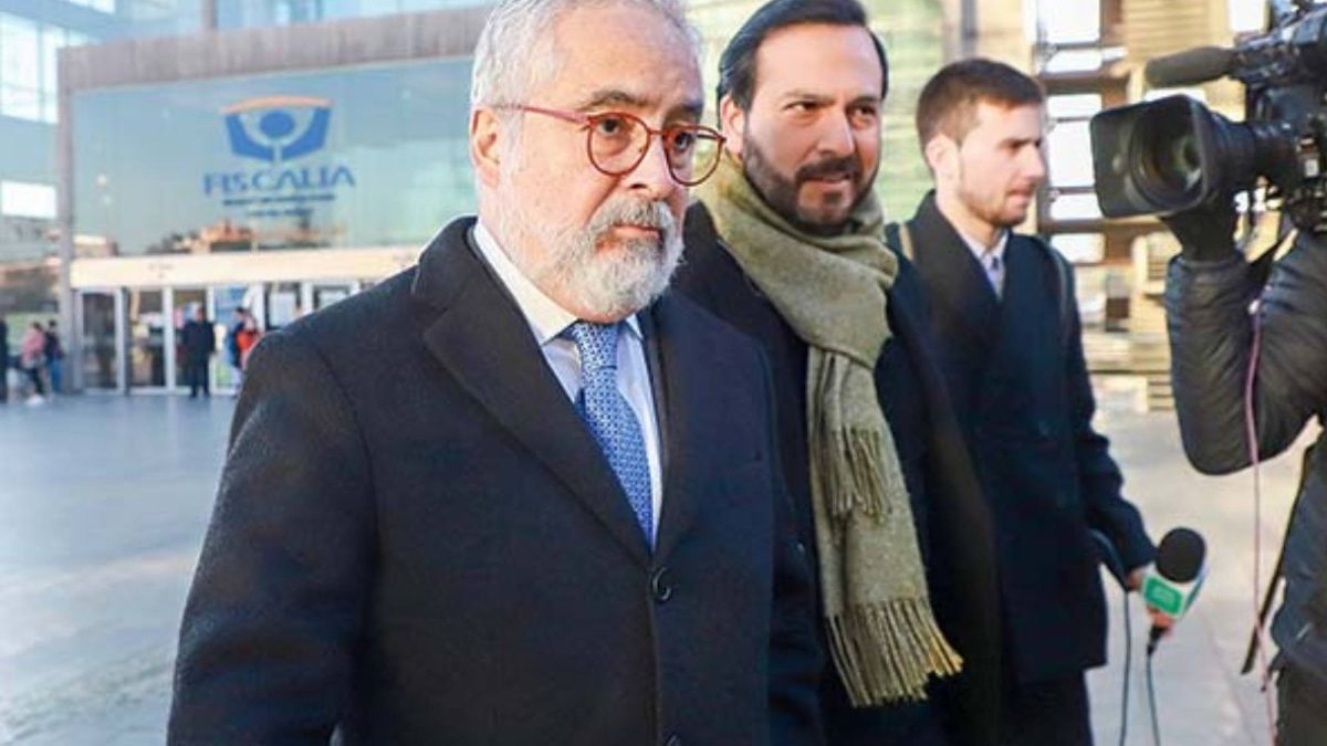 Luis Hermosilla enfrenta prisión preventiva por cohecho y lavado de activos. Luis Hermosilla enfrenta prisión preventiva por cohecho y lavado de activos.