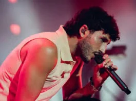 Sebastián Yatra conquista corazones con su nuevo sencillo "Los Domingos".