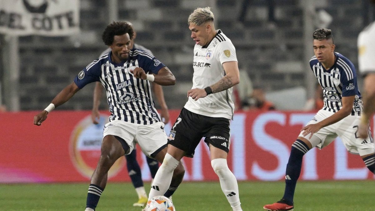 Descubre dónde ver gratis el partido Colo Colo vs Junior de Barranquilla.