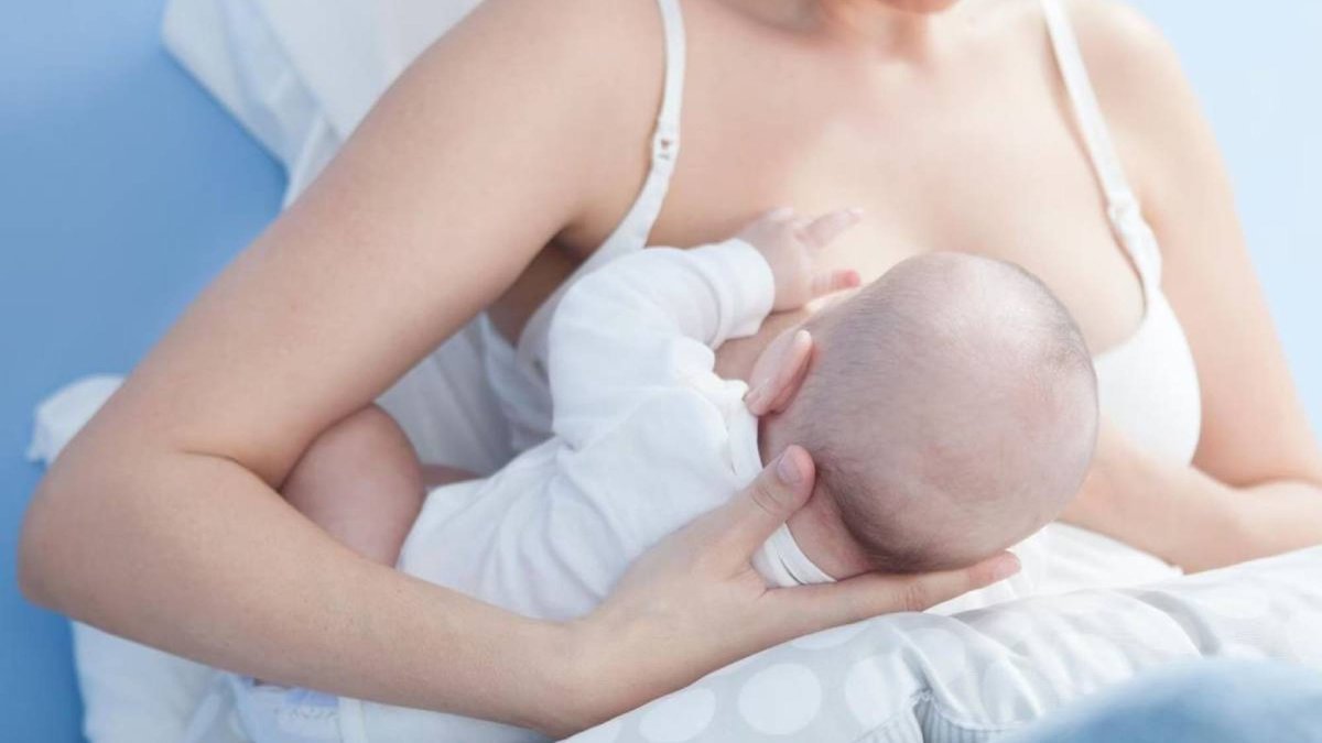 Mamá trabajadora: Estrategias para extraer y conservar la leche materna con éxito.