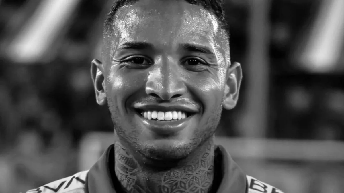 Tragedia en el fútbol: Juan Izquierdo fallece tras desmayo en el campo de juego.