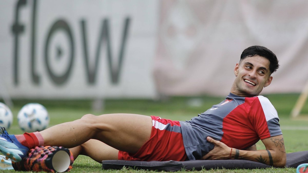 Javier Altamirano enfrenta una decisión clave sobre su futuro en el fútbol.