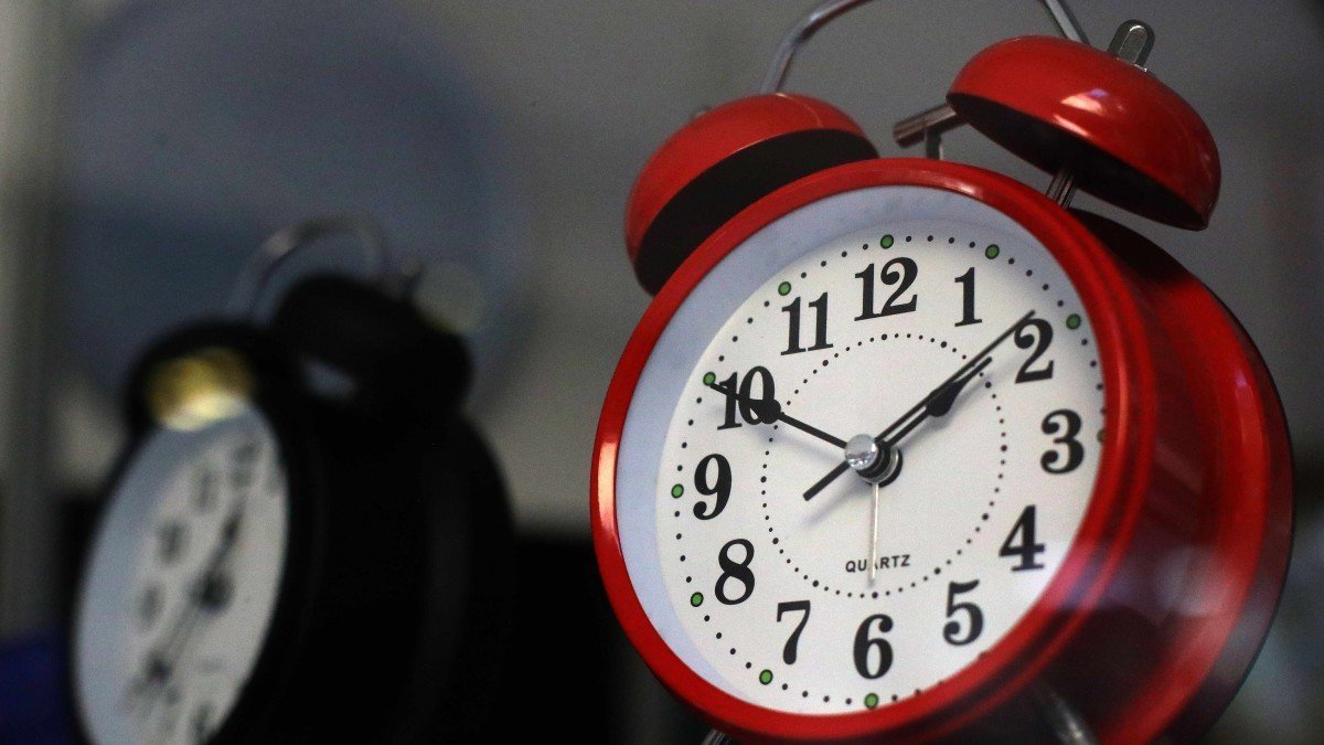 Descubre cuándo debes ajustar tu reloj para el cambio de hora este año.