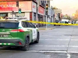Transeúnte fallece tras ser atropellado por bus en Santiago; conductor se escapa.