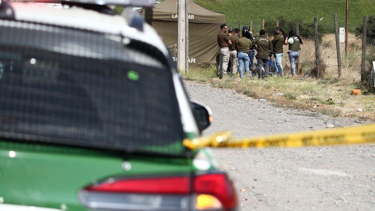 Cuerpo femenino hallado en incendio de basural en Peñaflor: un trágico descubrimiento.