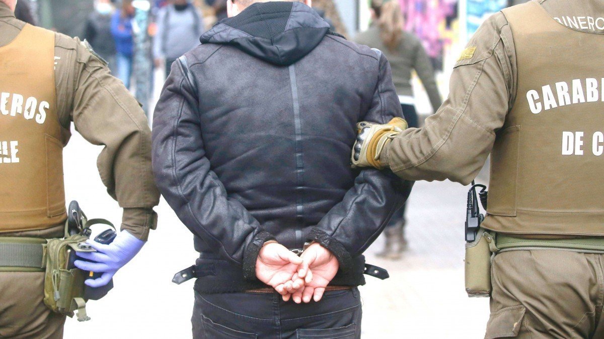 Detención ciudadana en Recoleta: civiles capturan a ladrón que robó a pasajera de micro.