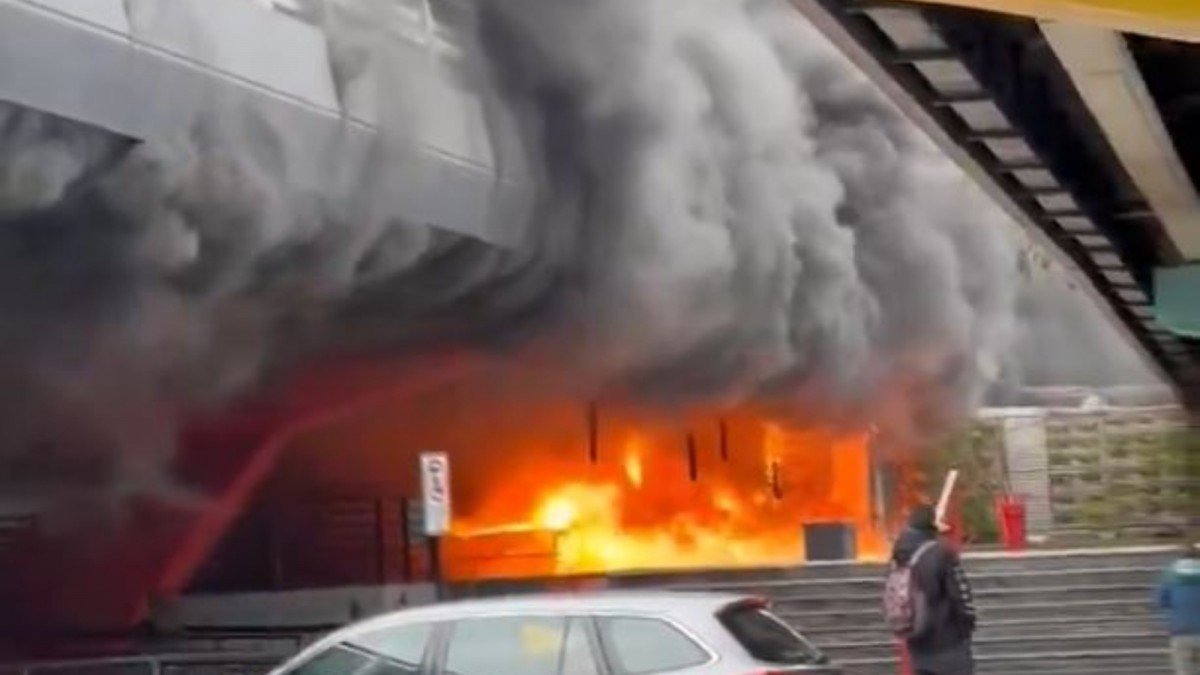 Incendio controlado en el exterior de la estación Escuela Militar: llamas visibles. Incendio controlado en el exterior de la estación Escuela Militar: llamas visibles.