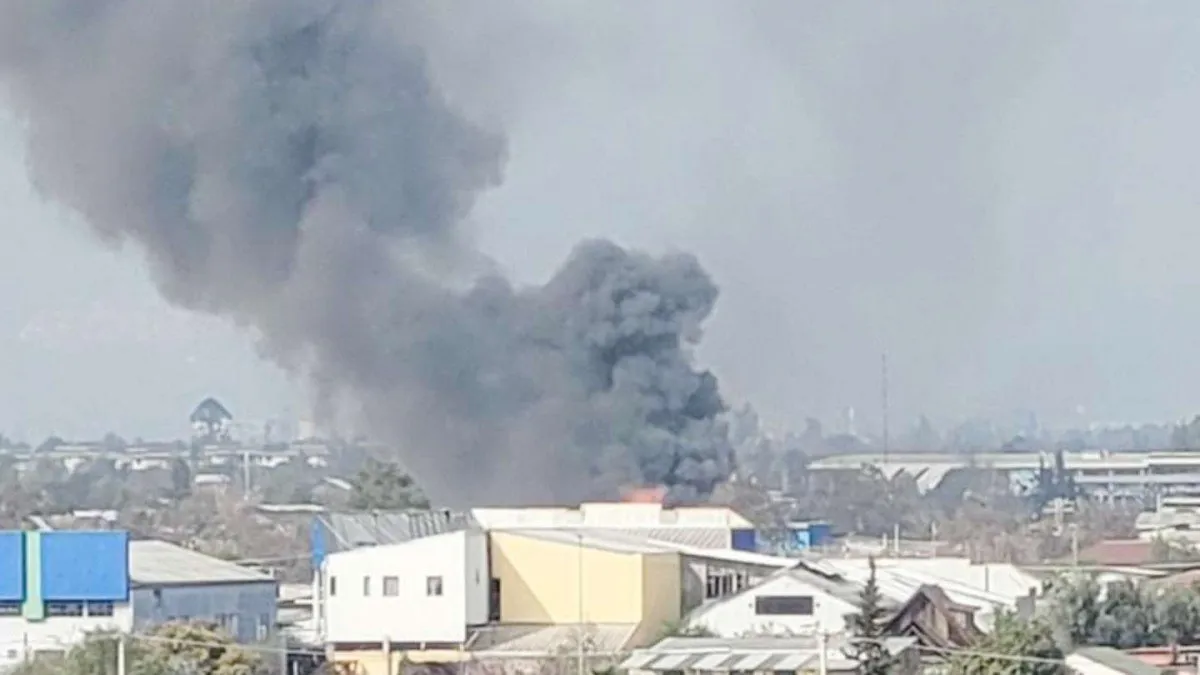 Incendio consume bodega de repuestos de autos en La Cisterna