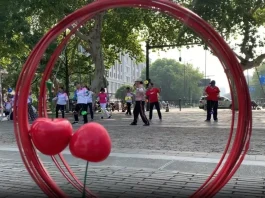 Escultura de cerezas chilenas: un símbolo de la cultura en Shanghái.