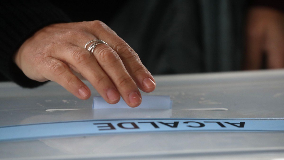 Aspirantes a la alcaldía de Sierra Gorda protagonizan violento enfrentamiento en Antofagasta.