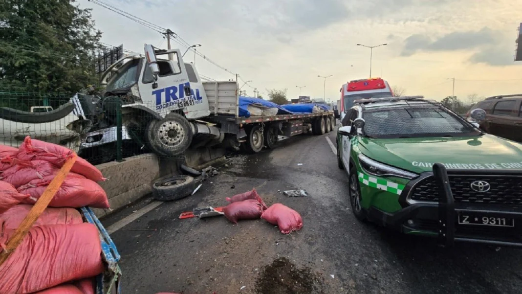 Colisión múltiple en Vespucio Norte deja un fallecido y tres heridos.