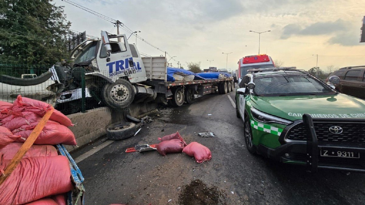 Colisión múltiple en Vespucio Norte deja un fallecido y tres heridos.