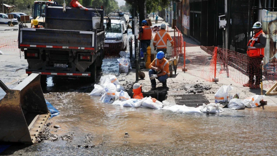 Aguas Andinas amplía trabajos por fuga en la Alameda; tránsito cortado frente a La Moneda.