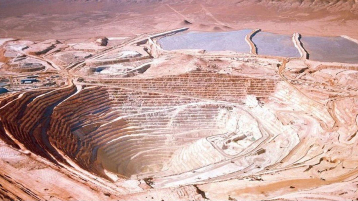 El sindicato de Minera Escondida exige más de 30 millones en bonos para finalizar la huelga. El sindicato de Minera Escondida exige más de 30 millones en bonos para finalizar la huelga.