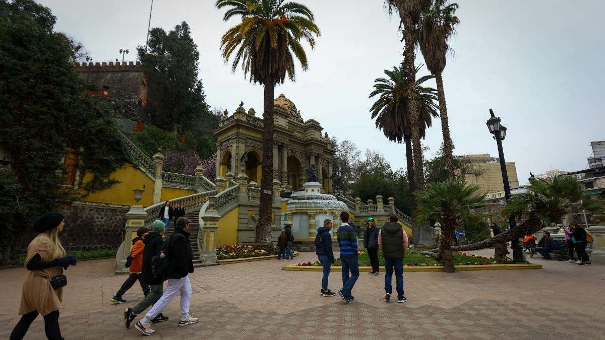 Cuerpo de hombre hallado en cerro Santa Lucía; data de muerte estimada en once meses.