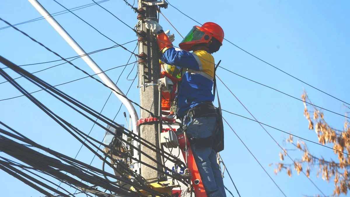 Corte masivo de luz deja a más de 40 mil clientes sin energía en tres comunas de RM.