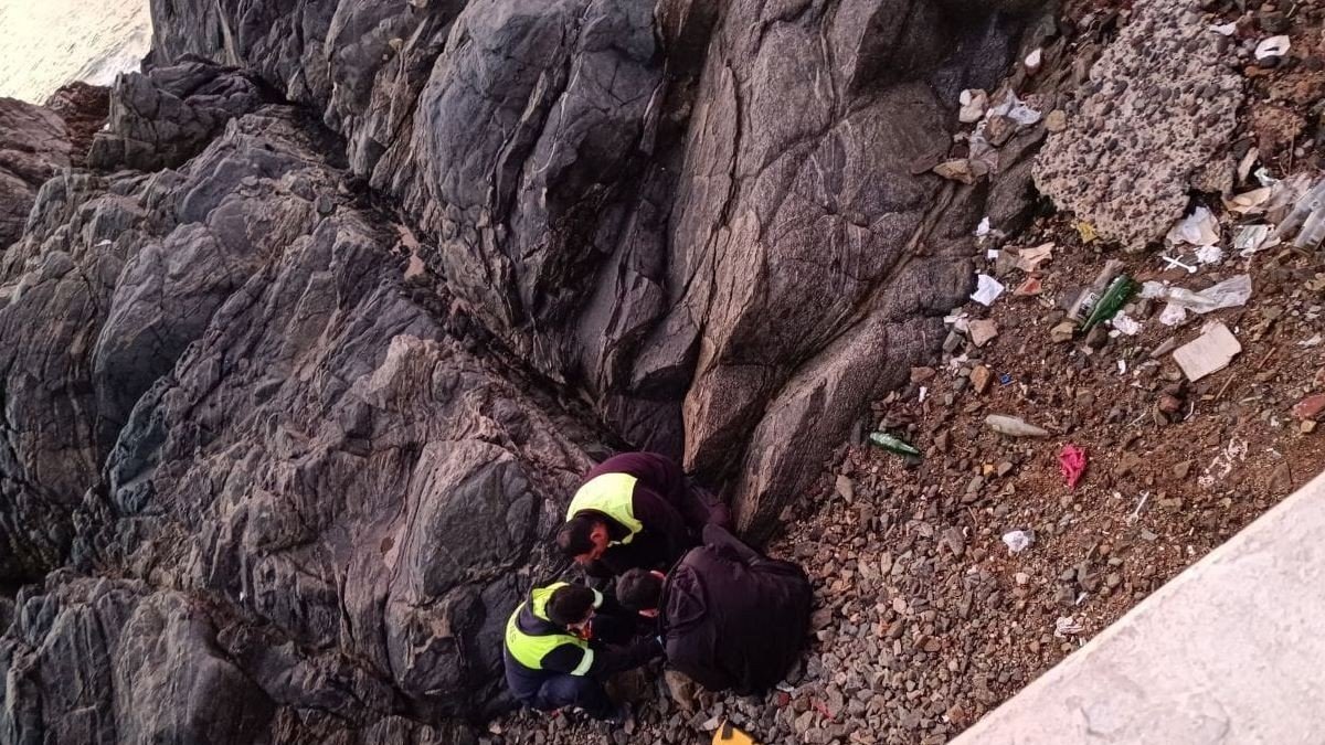 Hombre se accidenta al intentar una selfie en roqueríos de Cartagena; lesiones graves.