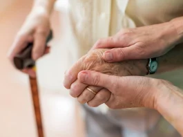 Cuidadora engaña a adulto mayor en Angol pidiéndole dinero por una falsa urgencia.