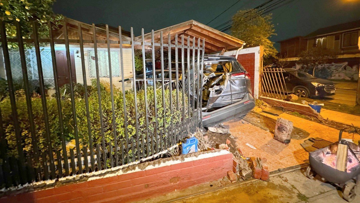 Delincuentes chocan tras robar un auto en Maipú