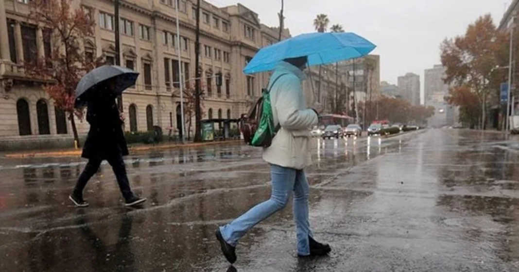 Pronóstico de lluvias en Santiago: prepárate para un domingo húmedo.